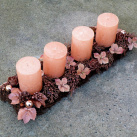 Měděný adventní svícen s ojíněnými svíčkami