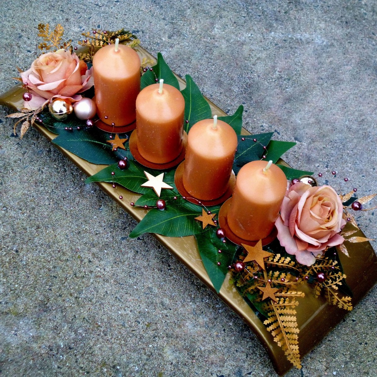 Adventní svícen s medovými svíčkami na zlaté misce