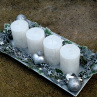 Adventní svícen s bílými ojíněnými svícemi na metalickém tácu