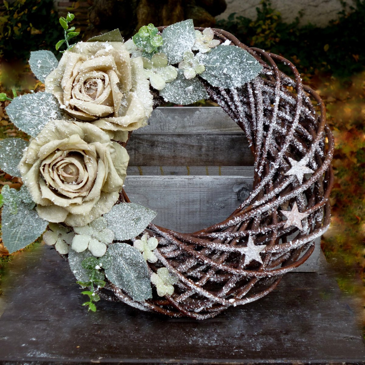 Věnec se zelenobéžovými růžemi_30 cm