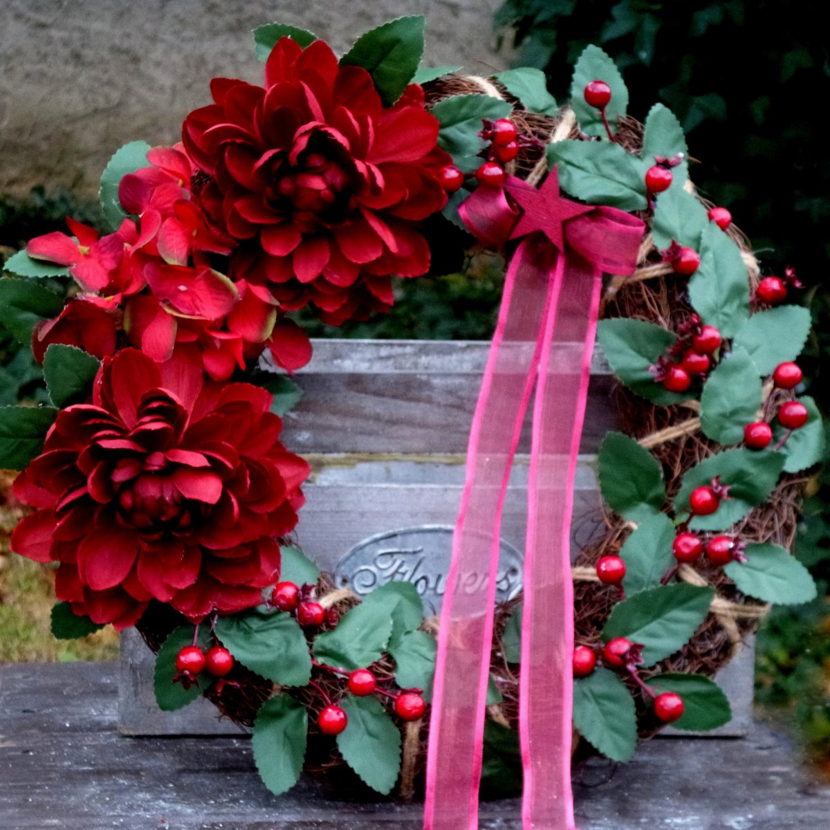 Vánoční věnec s vínovými dahliemi a šípky