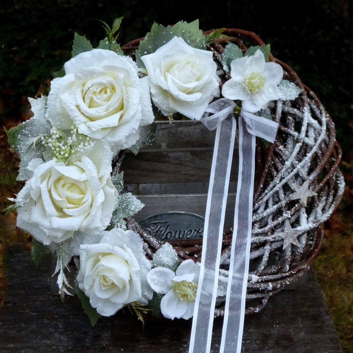 Zasněžený věnec s krémovými růžemi
