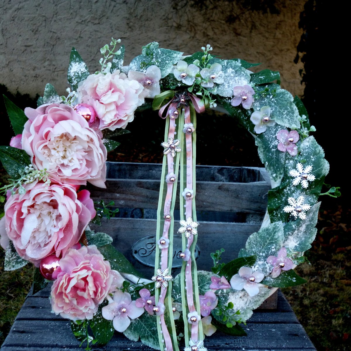 Pivoňky pod sněhem_ zasněžený vánoční věnec 35 cm