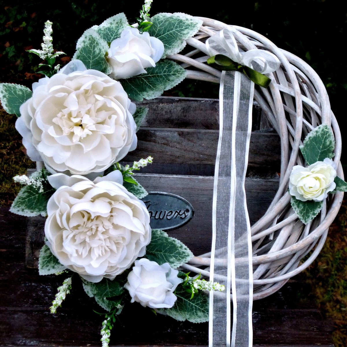 Věnec s bílými pivoňkami