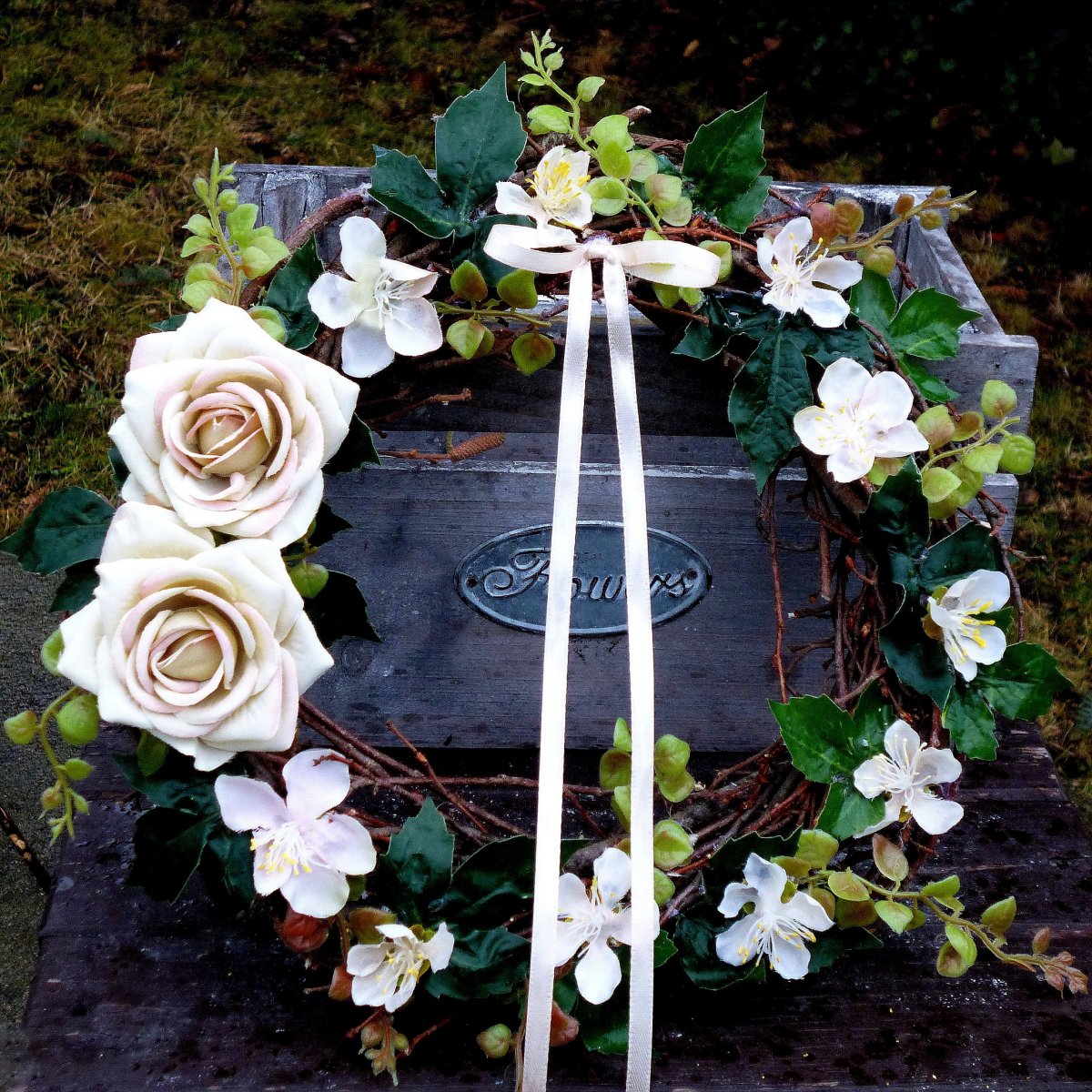 Věneček s růžemi a jabloňovými kvítky_25 cm