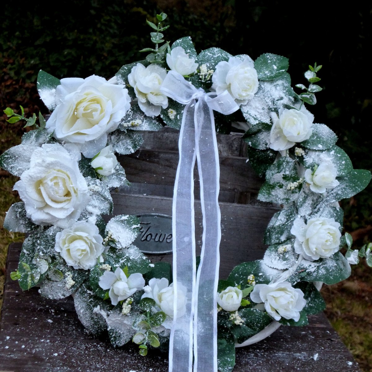 Zasněžený věnec s bílými růžičkami