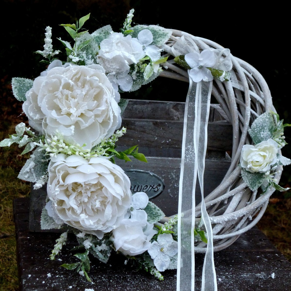 Věnec s bílými pivoňkami