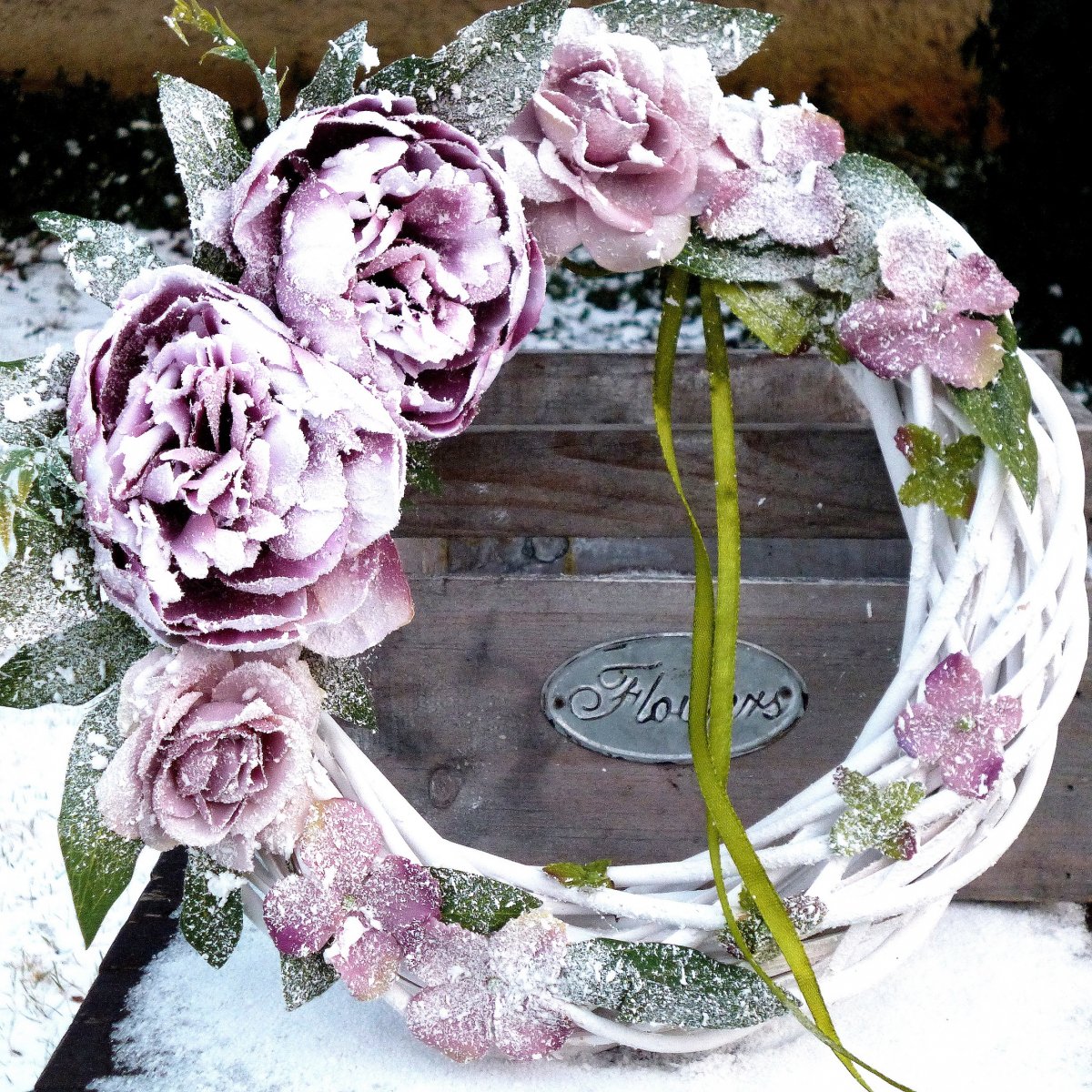 Zasněžený věnec s hedvábnými pivoňkami a růžemi_ 33 cm