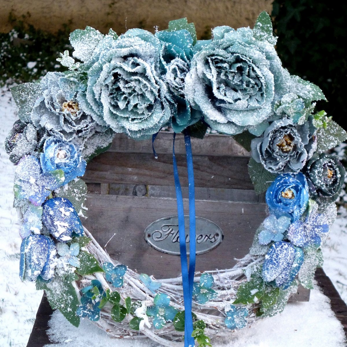 Zasněžený věnec v modrých odstínech