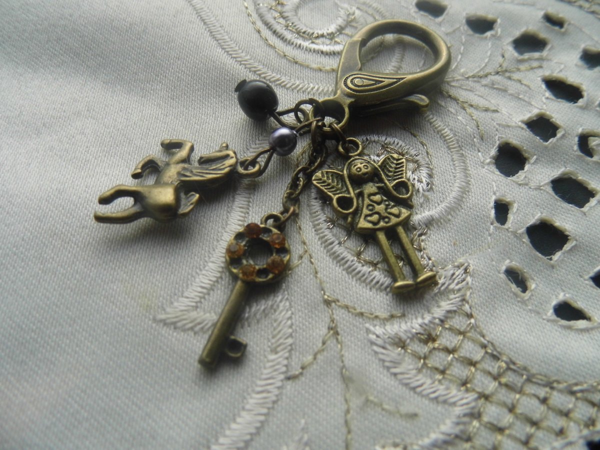 karabinka s přívěsky