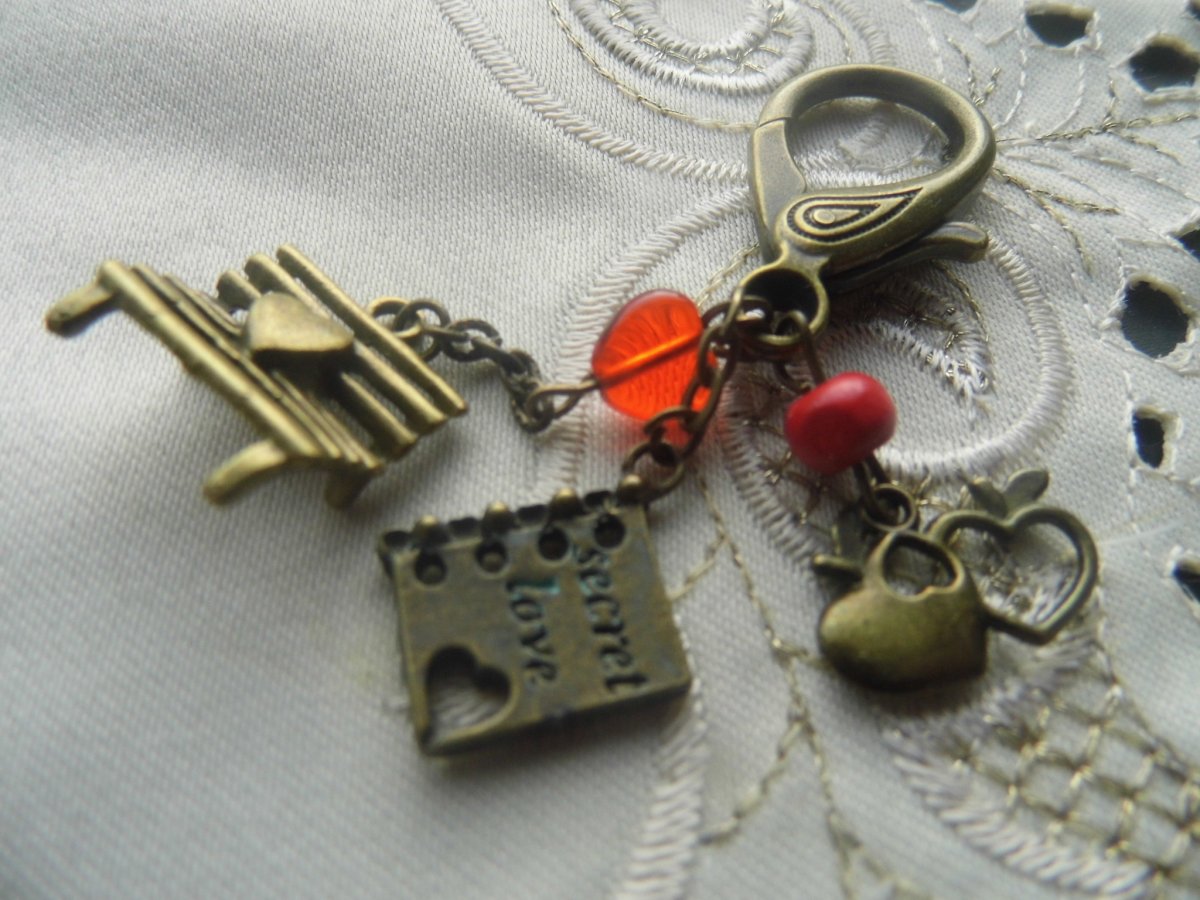 karabinka s přívěsky