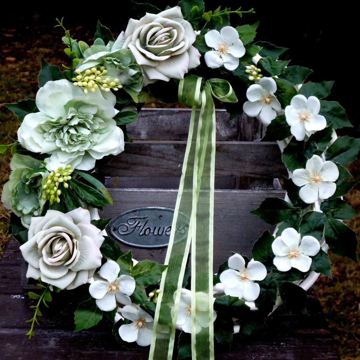 Věnec s květy v zelených odstínech 30 cm