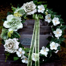 Věnec s květy v zelených odstínech 30 cm