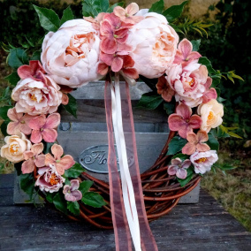 Věnec s pudrovými pivoňkami a hortenzií_33 cm