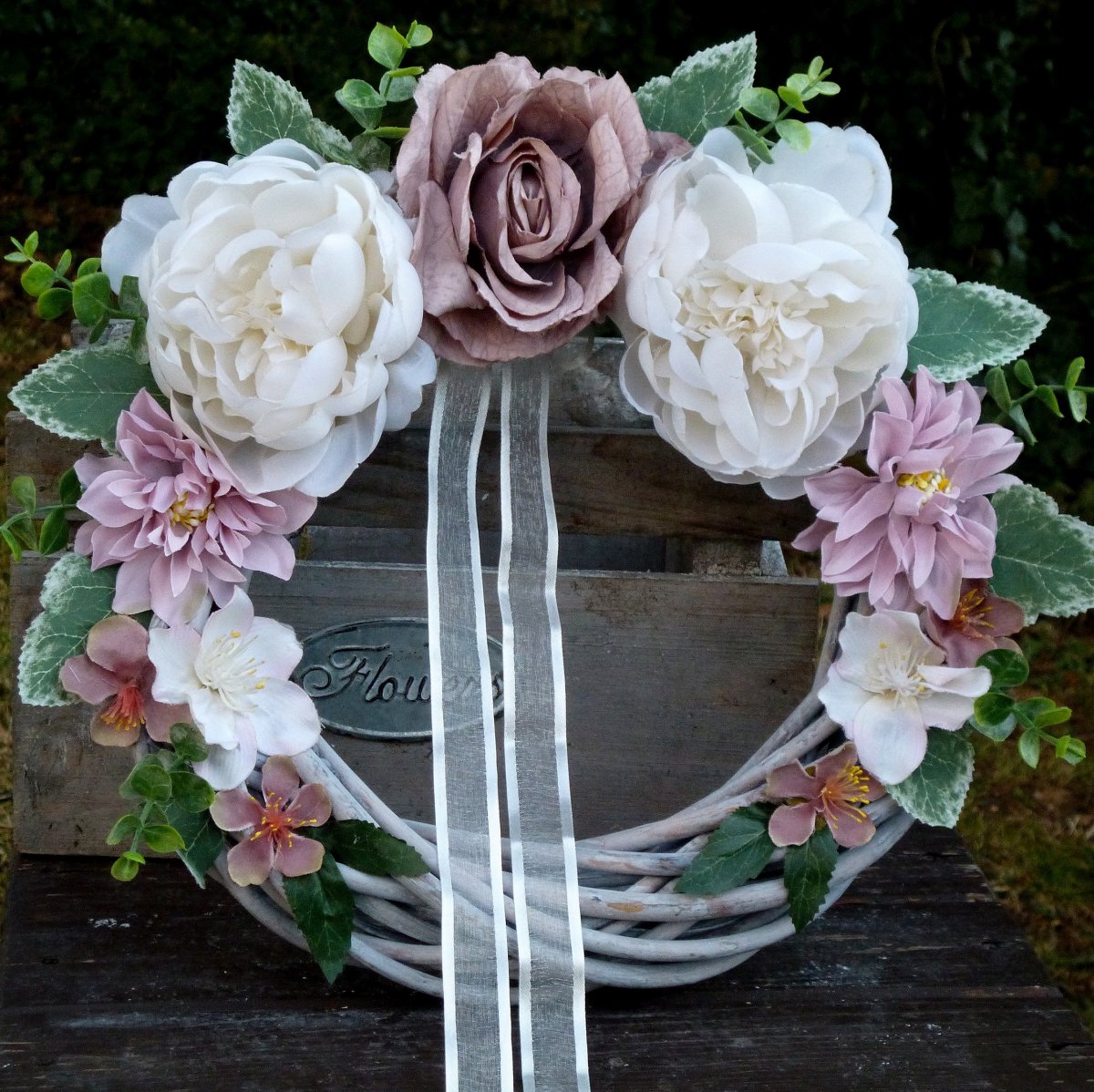 Něžná_ věnec s bílými pivoňkami a pudrovými květy
