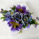 Dekorace na stůl modrofialová na bílé misce