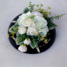 Dekorace na stůl_ bílé růže s poupaty na černé misce 
