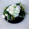 Dekorace na stůl_ bílé růže s poupaty na černé misce 