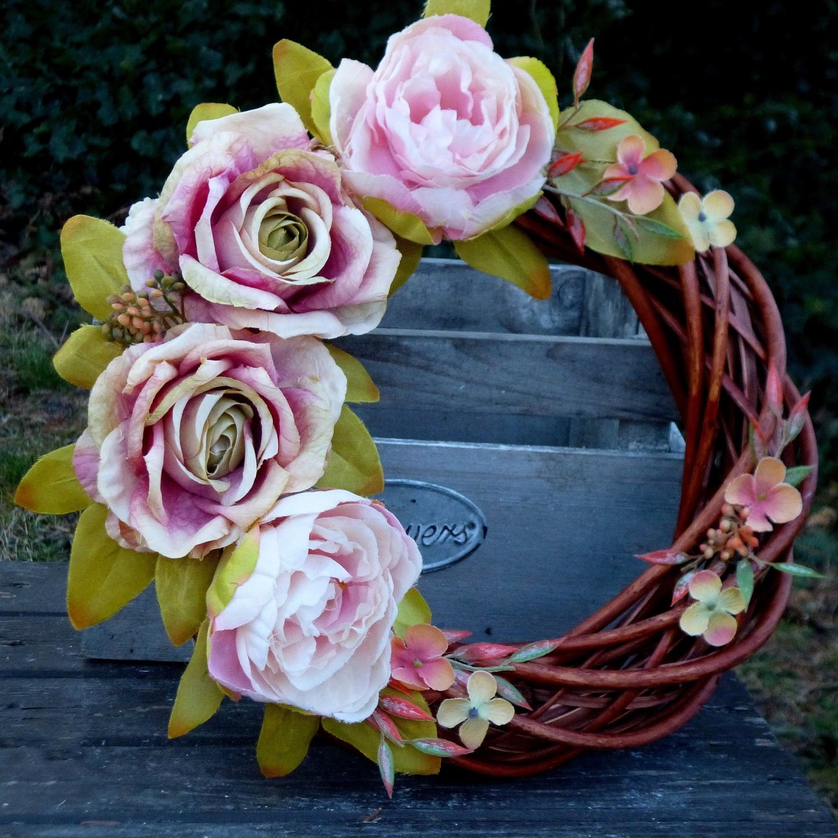 Podzimní věnec s růžemi a pivoňkami 33 cm