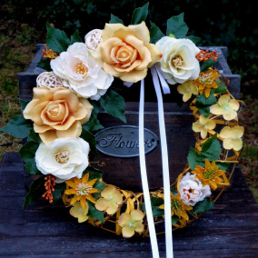 Podzimní věneček se žlutými a smetanovými růžemi