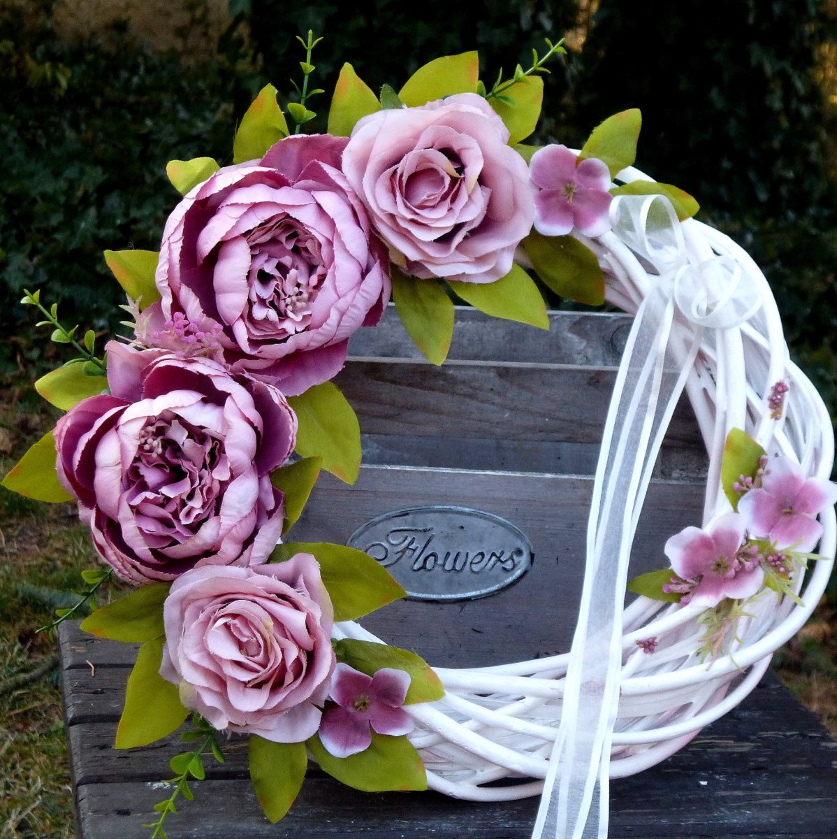 Věnec s hedvábnými žíhanými pivoňkami a hortenzií_33 cm