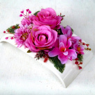 Aranžmá na stůl_ tmavě růžové růže a orchideje na bílé misce