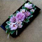 Dekorace na stůl_ růžové magnolie, dahlie a růže na černé misce