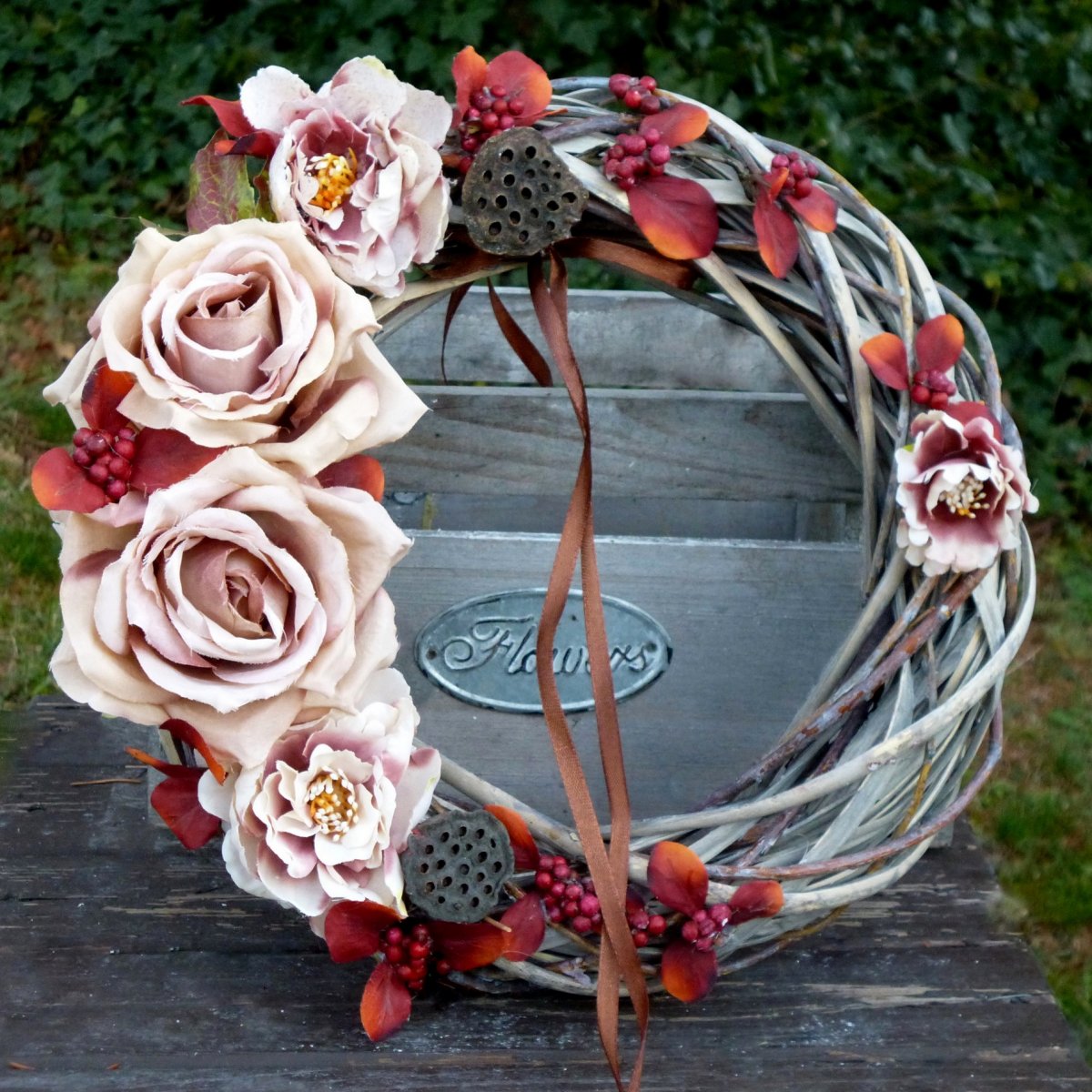 Podzimní věnec s kávovými růžemi a mini pivoňkami