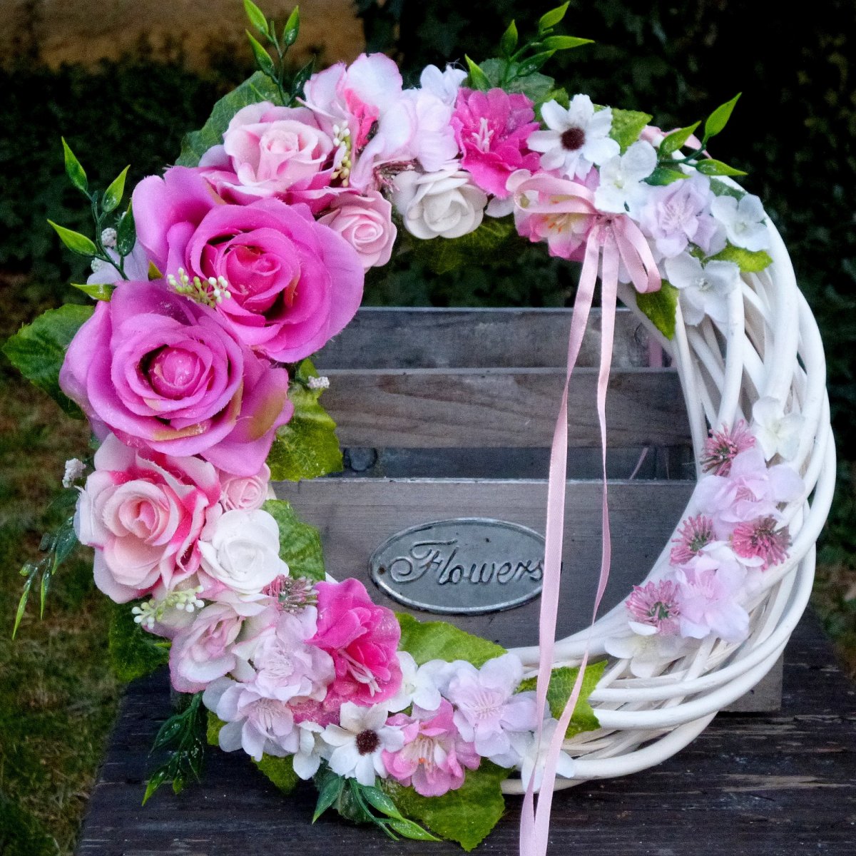 Bílý věnec s růžovými květy  33 cm