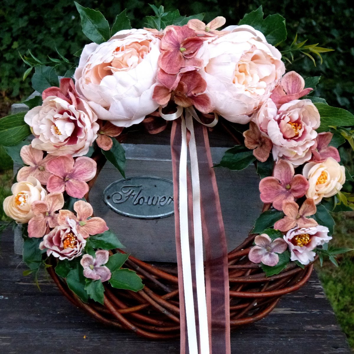 Věnec s pudrovými pivoňkami a hortenzií_33 cm