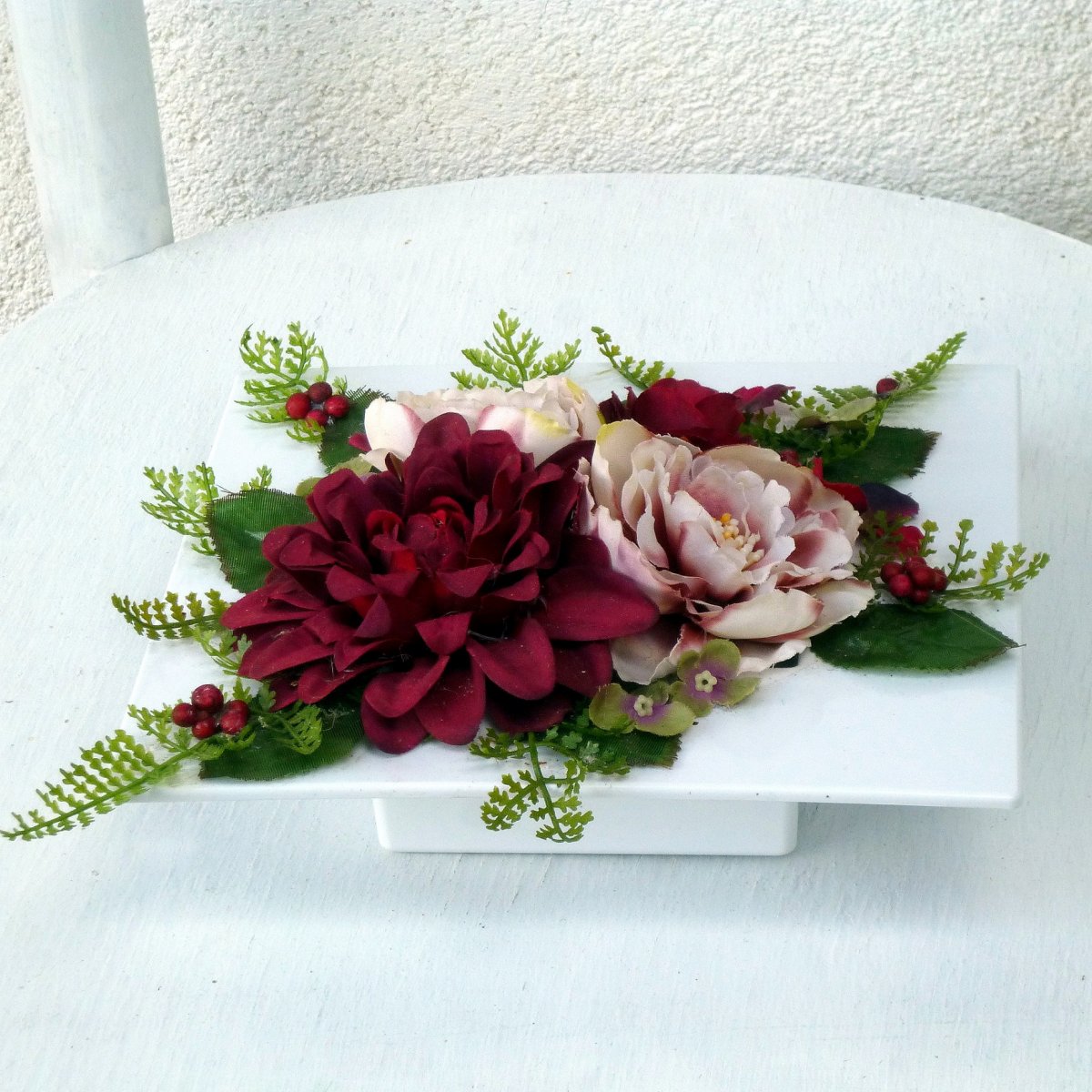 Dekorace na stůl vínová na bílé misce