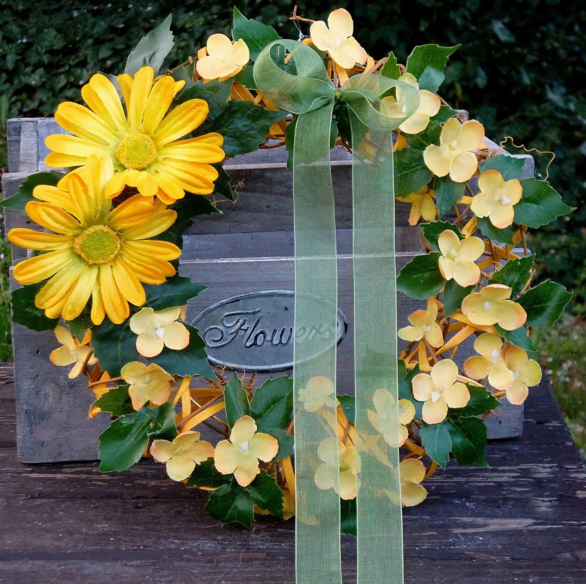 Jarní věneček se žlutými kopretinami a hortenzií