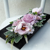 Dekorace na stůl_ růžové magnolie, dahlie a růže na černé misce 