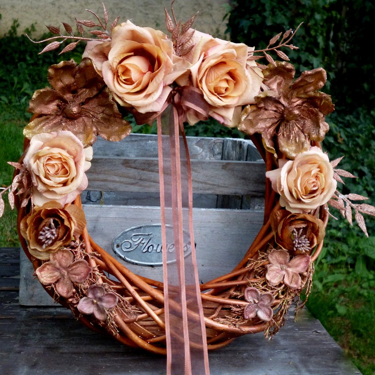 Měděný věnec s medovými růžemi a magnoliemi_30 cm