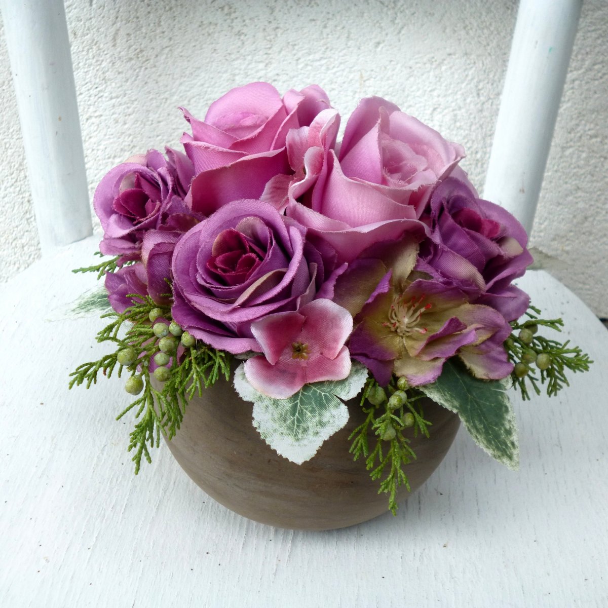 Kytička růží v šedé keramické kouli