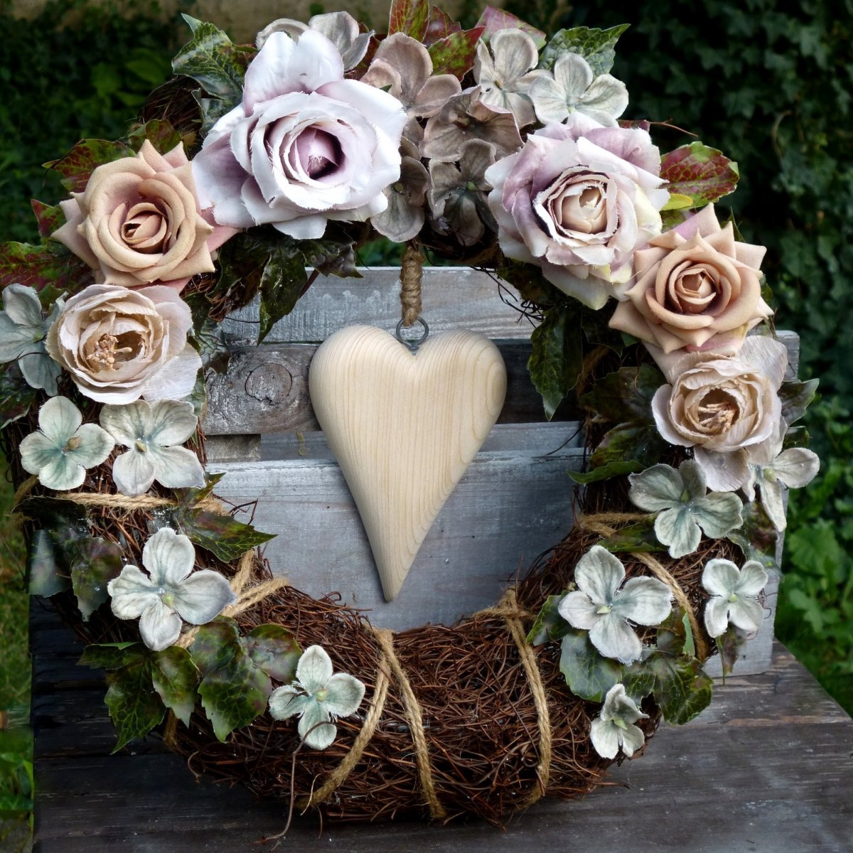Věnec s kvítky v kávových a zelených odstínech a dřevěným srdíčkem