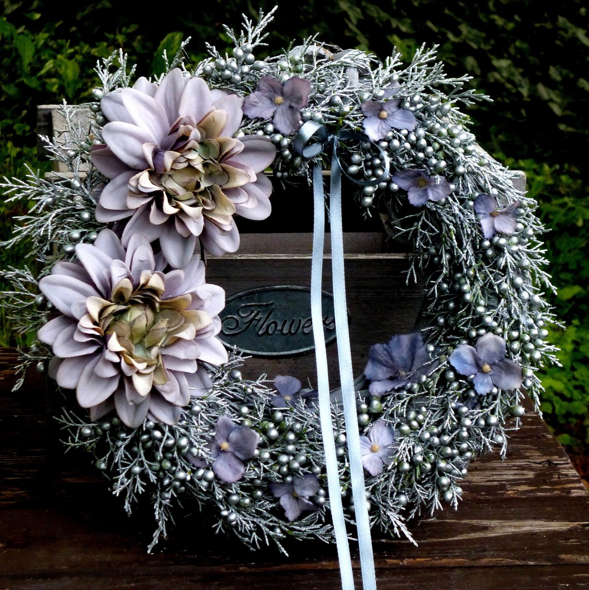 Stříbrný věnec s jalovcem, dahlií a hortenzií