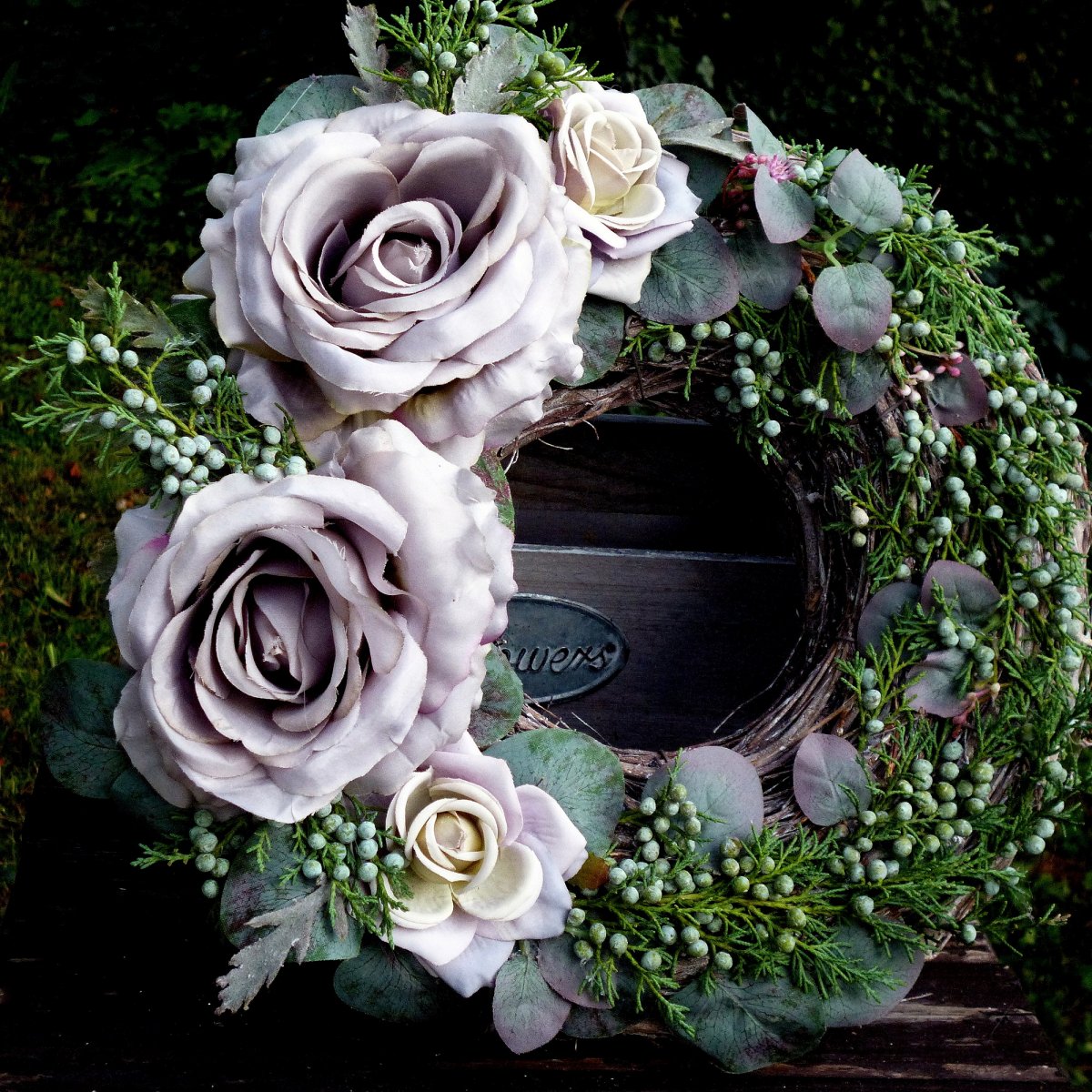 Robustní věnec s růžemi, eukalyptem a motýlem