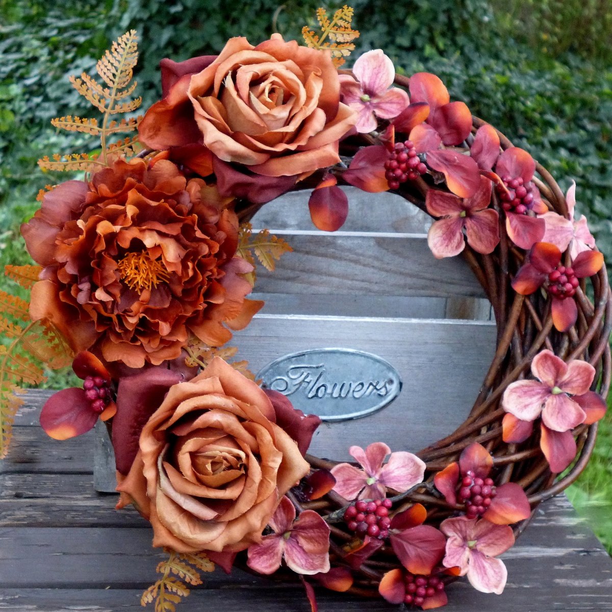 Skořicový věnec s hedvábnými růžemi a hortenzií 