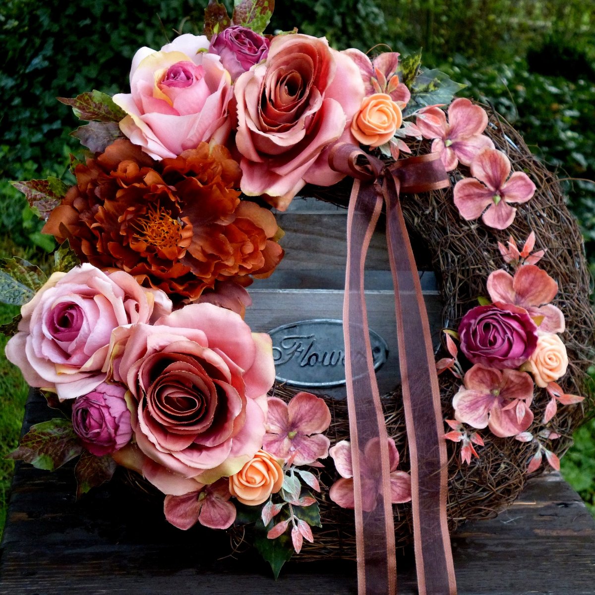 Podzimní věnec s hedvábnými starorůžovými  růžemi a hortenzií 