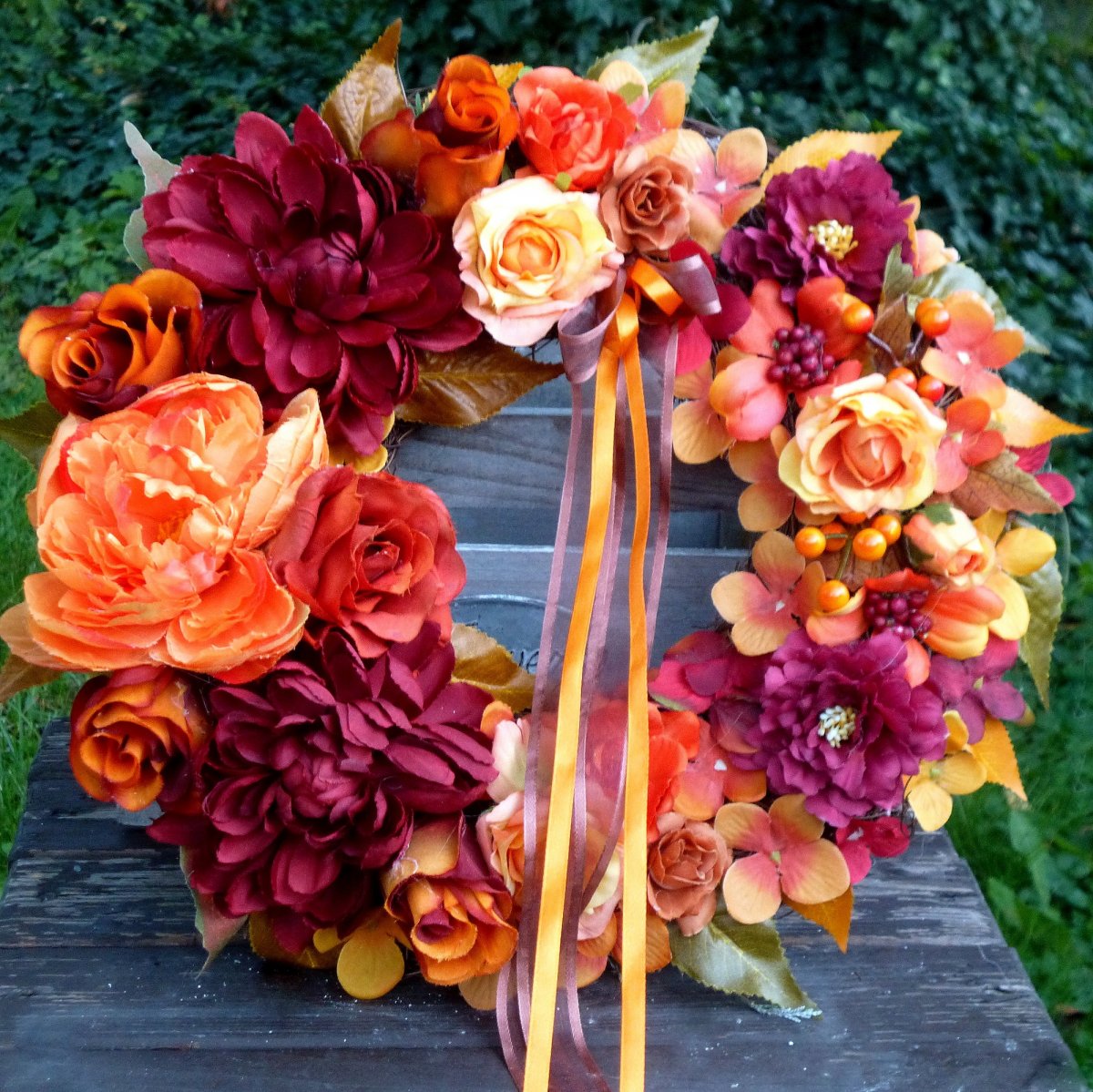 Ohnivý věnec s hedvábnými pivoňkami, dahliemi a hortenzií