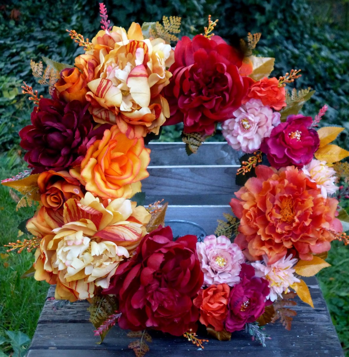 Velký ohnivý věnec s hedvábnými pivoňkami_40 cm