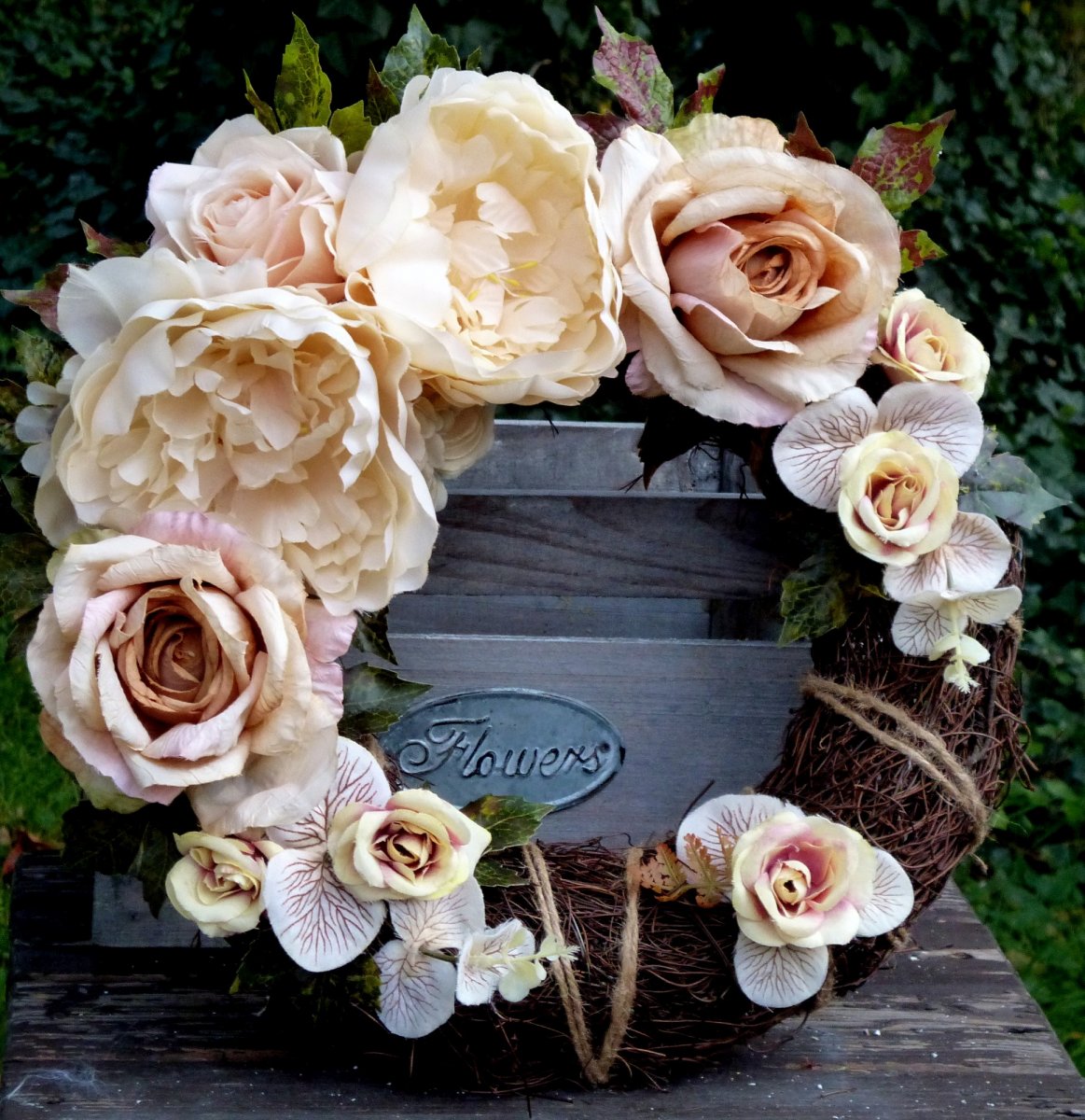 Věnec s krémovými hedvábnými pivoňkami a růžemi a eukalyptem_ 35 cm