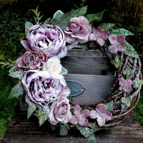 Zasněžený věnec s hedvábnými pivoňkami a růžemi_ 33 cm