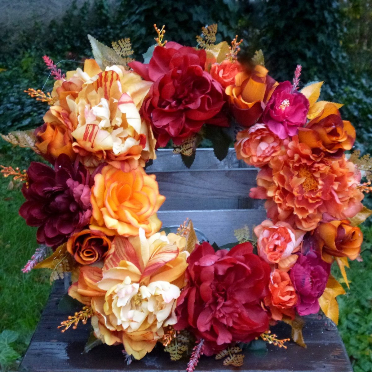 Velký ohnivý věnec s hedvábnými pivoňkami_40 cm