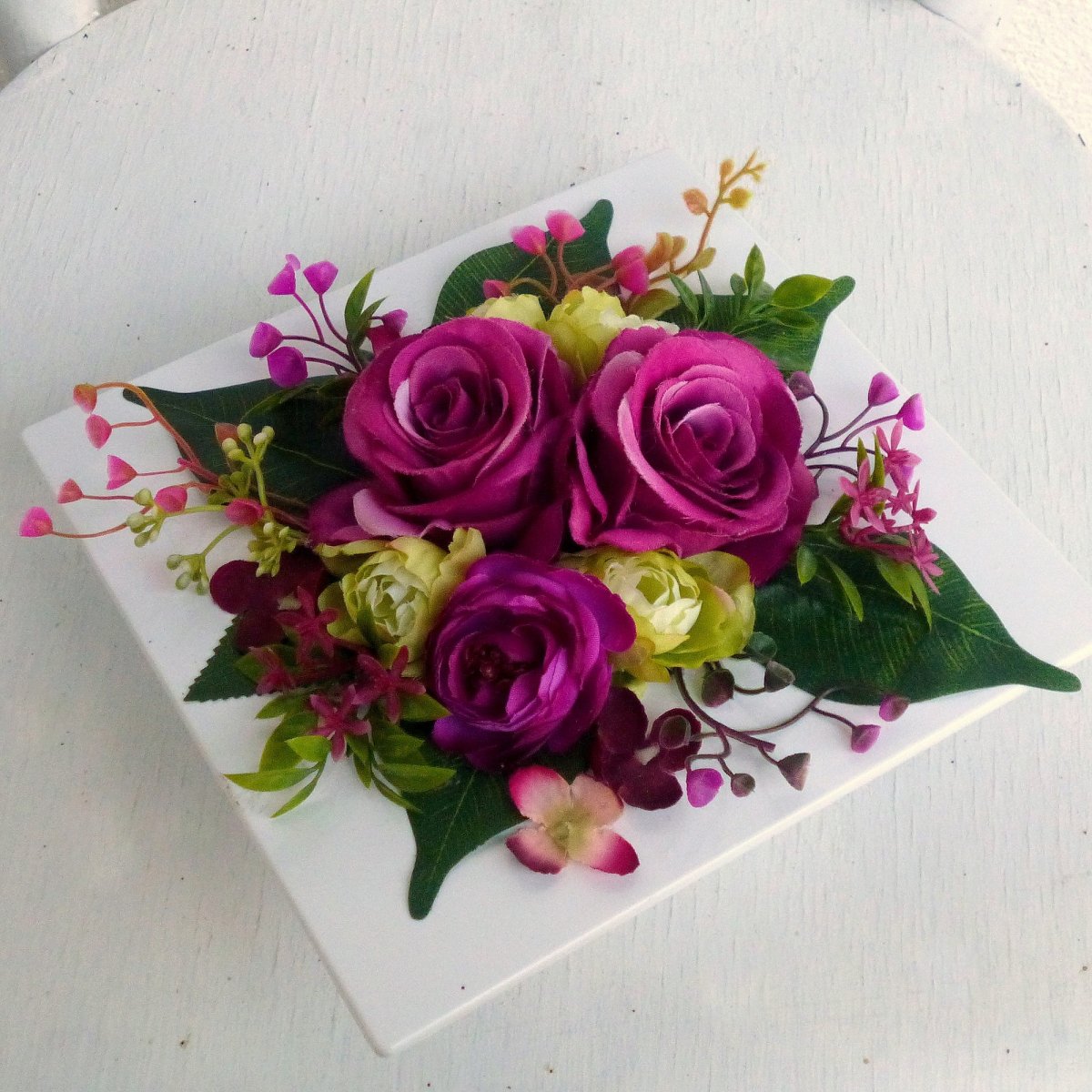 Tančit jako déšť_ aranžmá s fuchsiovými květy na bílé misce