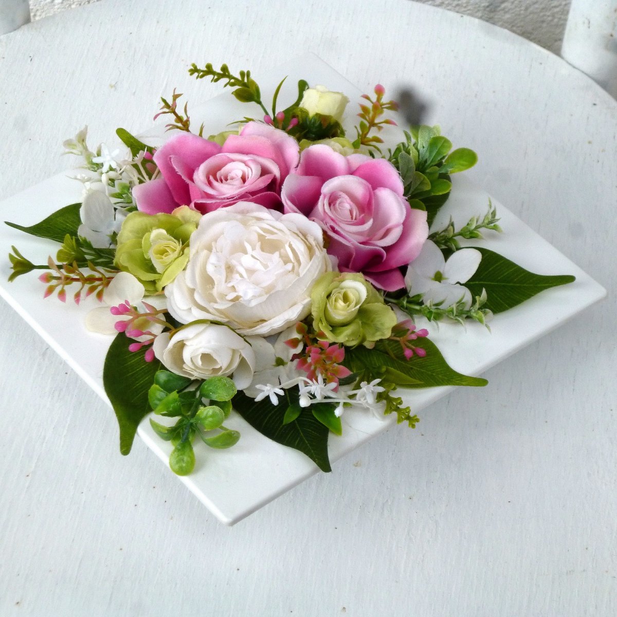 Tanec v dešti_ aranžmá s růžovými květy na bílé misce