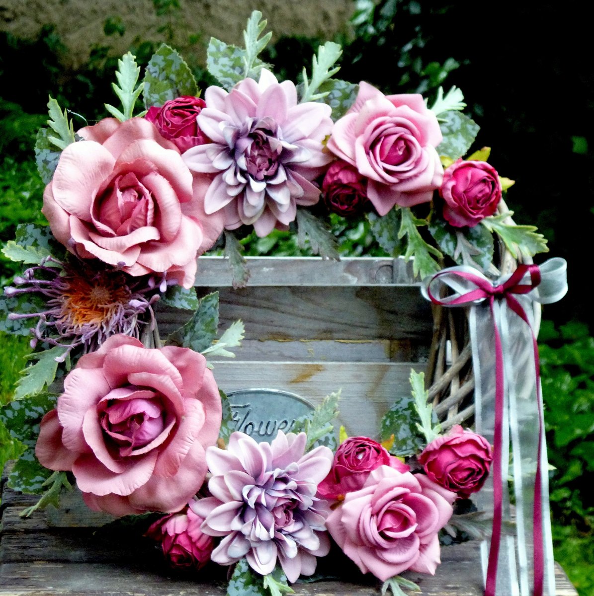 Věnec se starorůžovými růžemi, poupaty a bedrníčkem_35 cm