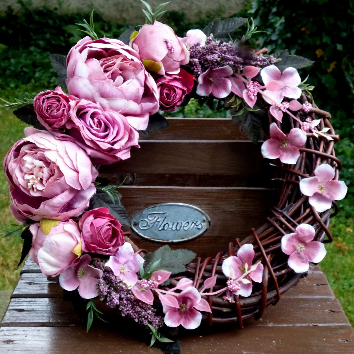 Věnec se starorůžovými pivońkami, poupaty a hortenzií_35 cm