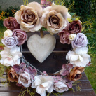 Věnec s kávovými růžemi, poupaty a hortenzií_35 cm